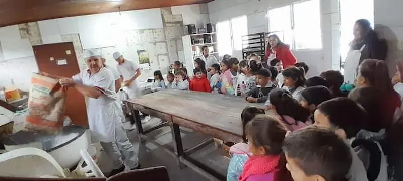 Alumnos de la escuela 84 de Villa Clara visitaron una Panadera