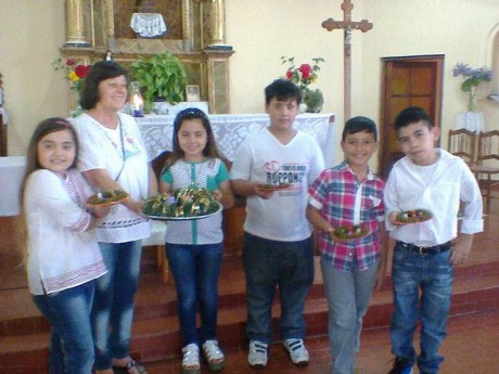 Los nios que concurren a la capilla San Jos de Villaguay participaron en la confeccin de las coronas