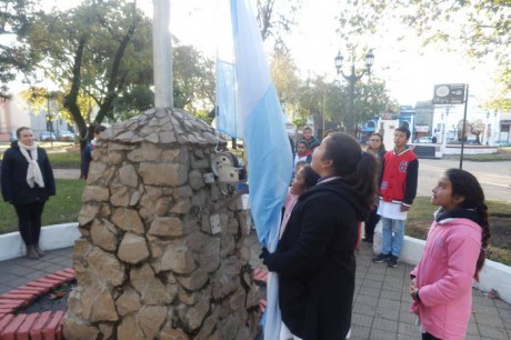 Alumnos de la Escuela N 40 Provincia de Salta Izaron las Bandera Nacional en la Plaza 25 de Mayo