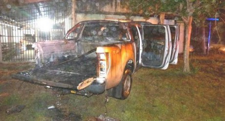 Bomberos Voluntarios de Villaguay combati el incendio de una camioneta
