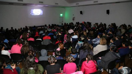 Cientos de chicos disfrutaron de una tarde de cine y chocolate en el Centro de Convenciones