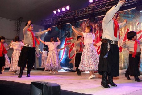 Escuela de Folklore EL SAUCE Grupo de Danzas Folkloricas LOS GURISES viaja a Obera - Misiones