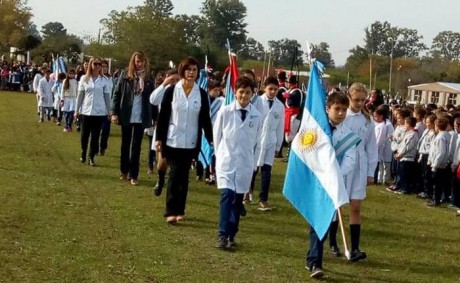 Estudiantes de escuelas primarias prometieron lealtad a la bandera - Foto Luis Bravo