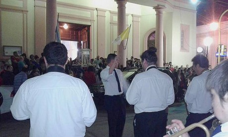 Anoche salida del Templo con la imagen de Santa Rosa de Lima por la celebracin del da patronal