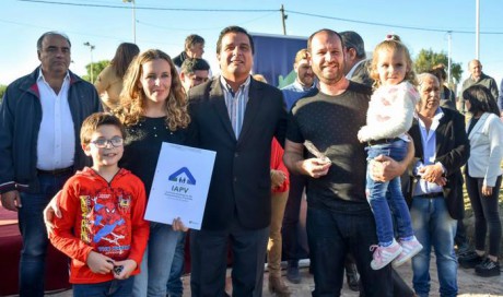 Se inauguran 15 viviendas para familias de Lucas Gonzlez y Gobernador Sola