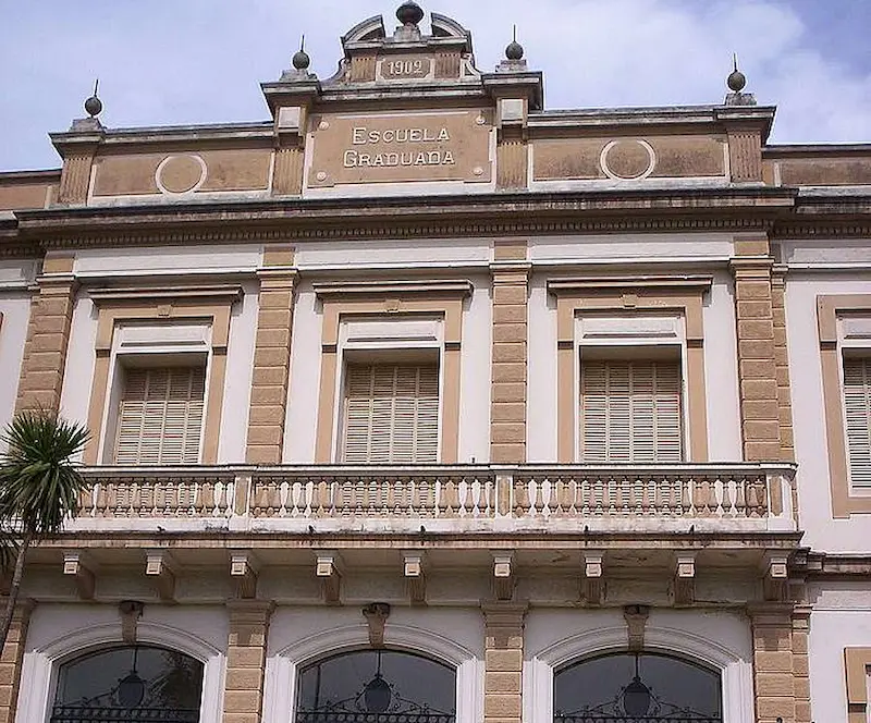 Reclaman maestra jardinera en un sala de la escuela Mitre