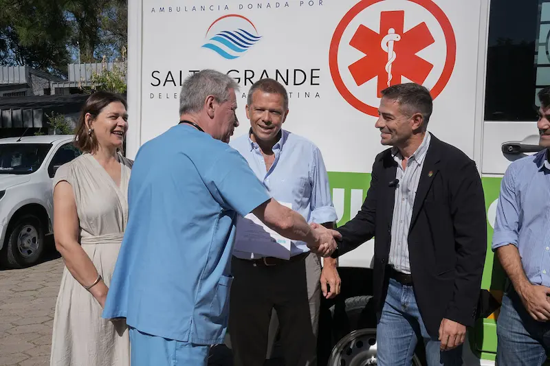 El gobierno otorg una ambulancia de mediana complejidad en La Paz