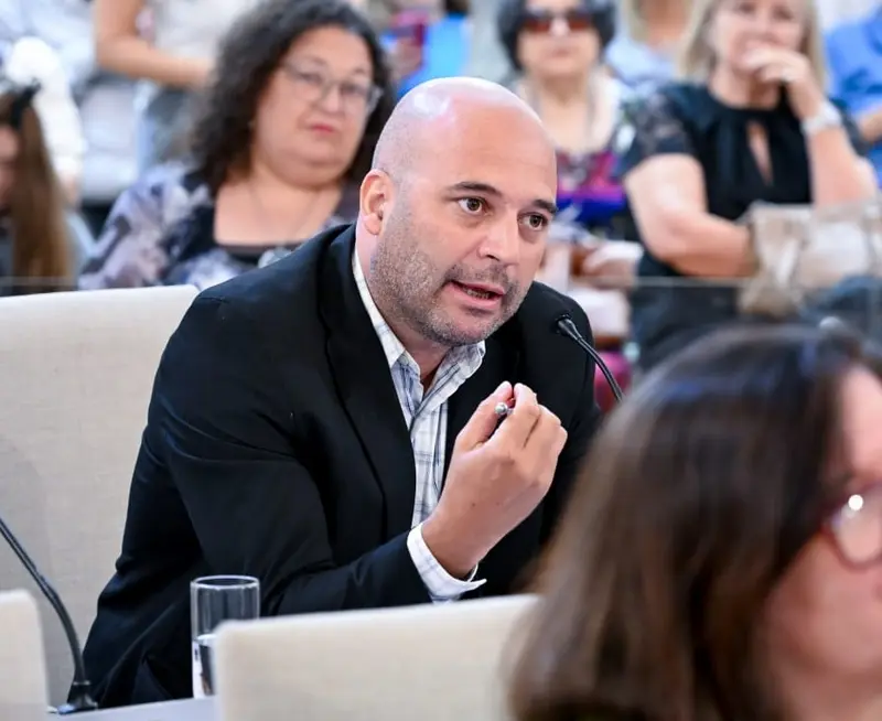 Bez reclam una Defensora del Pueblo independiente y con control democrtico