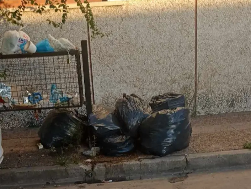 Indignaci�n por actitud de vecinos que depositan basura frente a la Sociedad Israelita