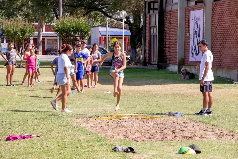 Actividades deportivas inspiradas en juegos ol�mpicos en la colonia de vacaciones de Villa Dom�nguez
