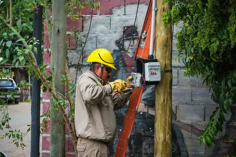 Enersa trabaja en Puerto S�nchez para regularizar las conexiones el�ctricas