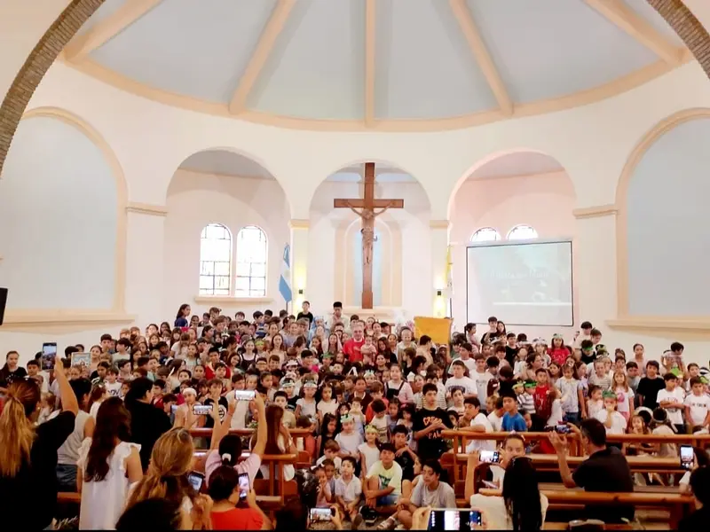 La ense�anza del padre Minigutti: Res sacra pueri