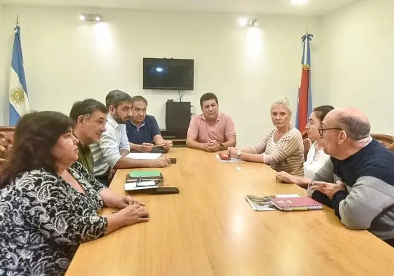 Apoyo de Senadores justicialistas a la Liga de Comunas: Jaime Velez particip� de la reuni�n