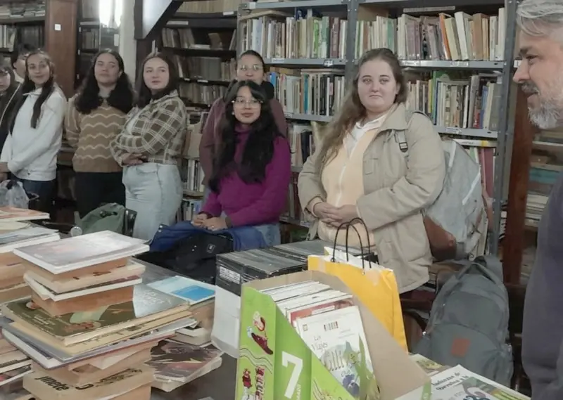 El reconocido poeta Miguel A. Federik don� un libro de ato valor a la biblioteca Andrade
