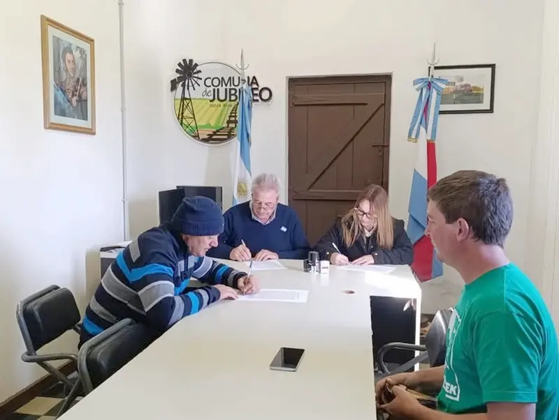 Se firm� el contrato para la perforaci�n del pozo de agua para el natatorio municipal de Jubileo