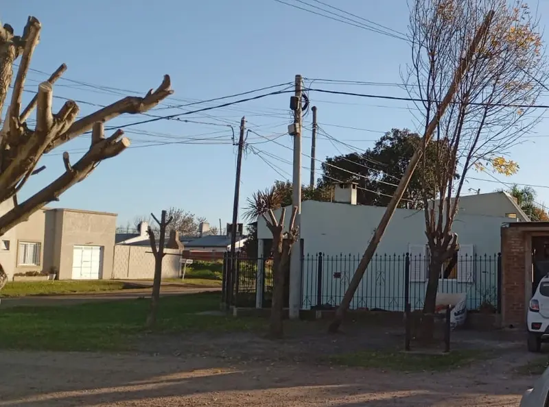 Un poste de Telecom a punto de caerse hace m�s de un mes
