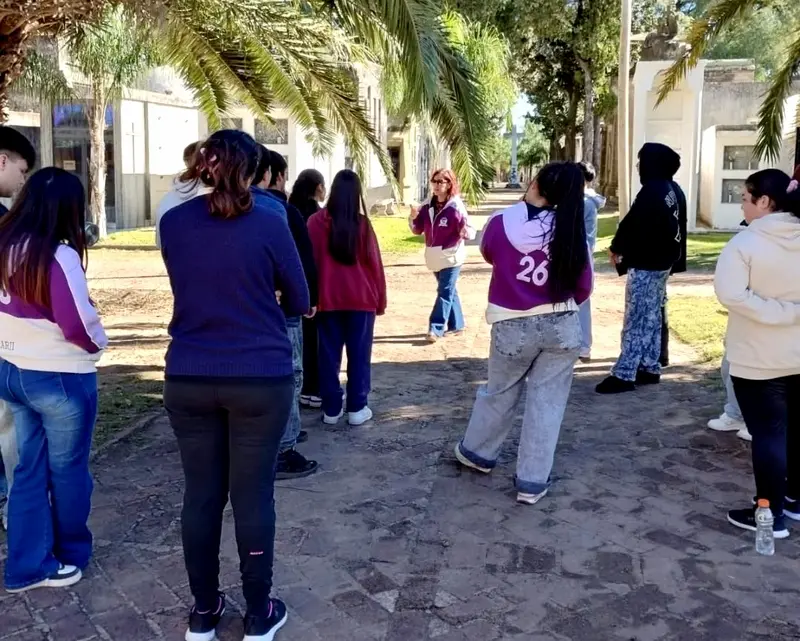 Alumnos de la escuela secundaria Norma Bouvet de Villaguay visitaron el cementerio