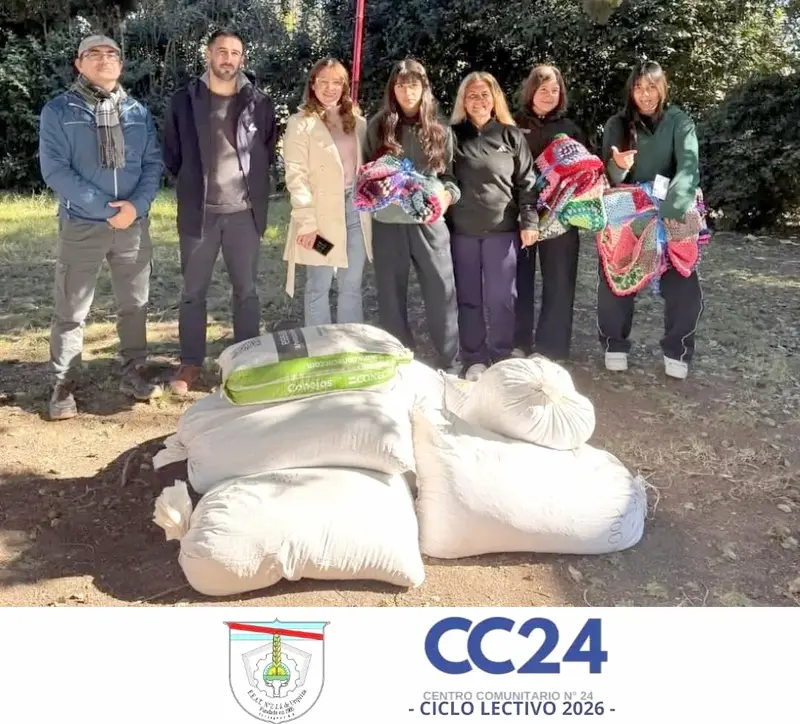 Desde el Centro Comunitario 24 entregaron frazadas artesanales y abono estilo Bocashi a la Escuela Agrot�cnica Urquiza