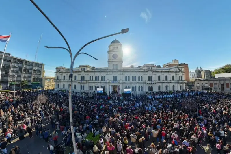 Aluani encabez� la ceremonia por el D�a de la Bandera
