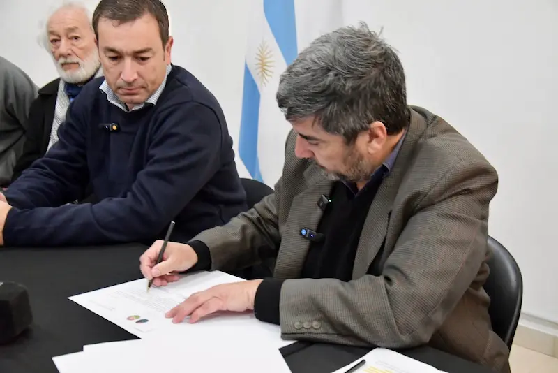 EL PRESIDENTE MUNICIPAL FIRM� EL DECRETO DE ADJUDICACI�N PARA LA ADQUISICI�N DE LA PLANTA ASF�LTICA MUNICIPAL