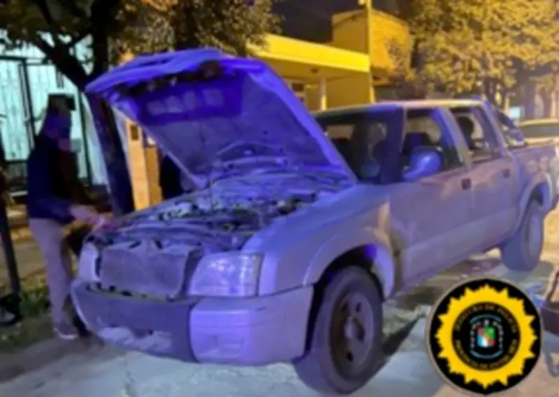 R�pida intervenci�n policial evit� mayores da�os en una camioneta afectada por un principio de incendio