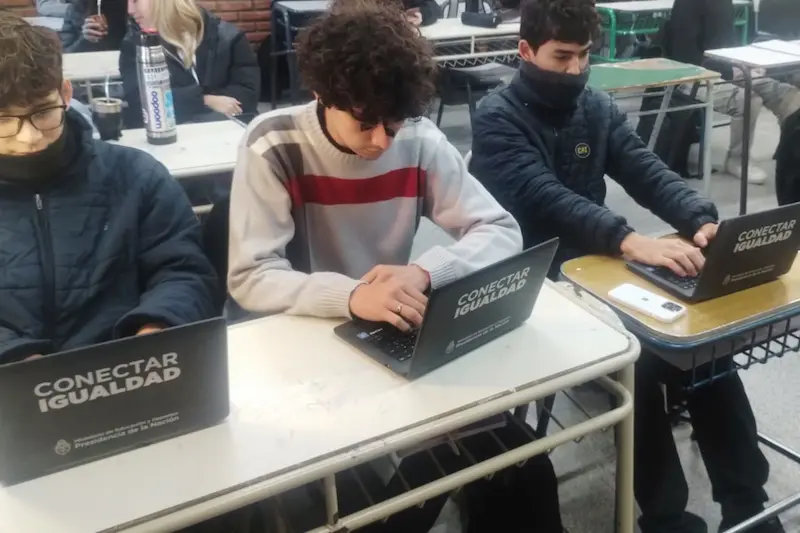 Estudiantes de la escuela t�cnica de Villaguay refaccionan computadoras para escuelas primarias