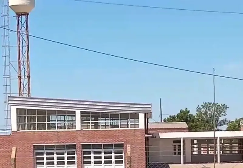 Una joven cay� desde el tanque de agua de la escuela N�7 Favaloro