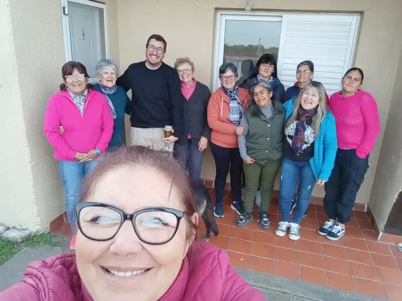 El P�rroco Emanuel del Castillo visit� el costurero La Mater