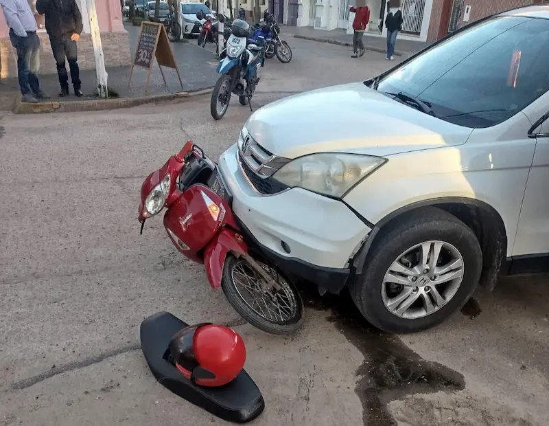 La conductora de una moto con lesiones leves al chocar con un auto 