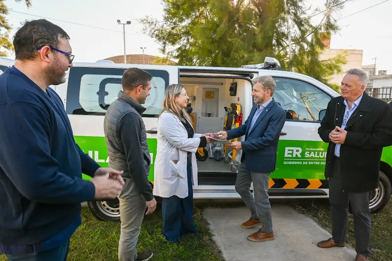 Frigerio entreg� una nueva ambulancia al hospital de Viale