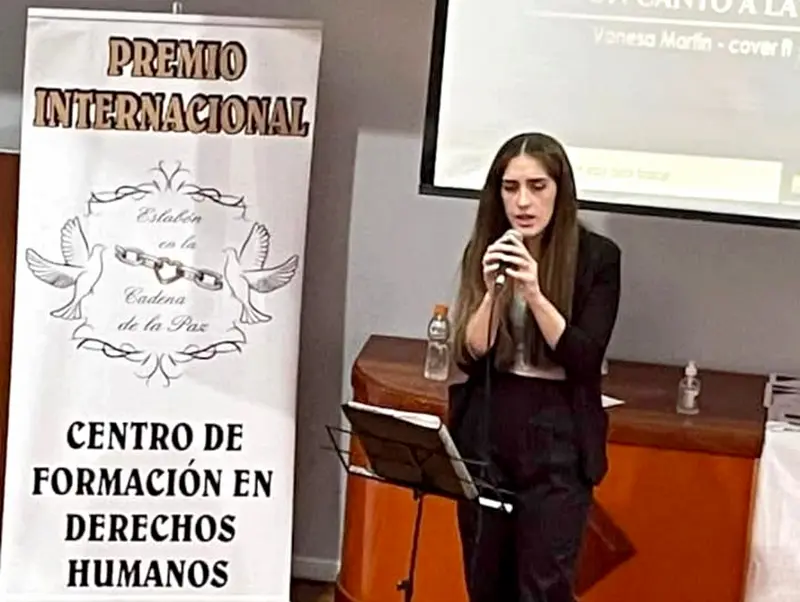 Anael Rodr�guez interpret� �Deja que los ni�os canten� la canci�n que compuso el Doctor Olivier Pascalin