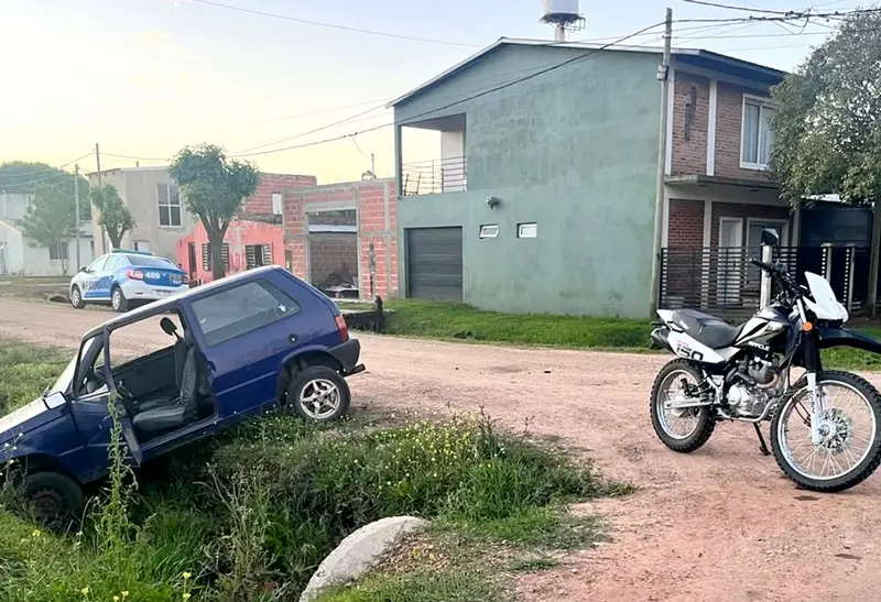 Dos personas con lesiones leves por choque entre moto y auto
