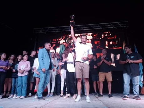 Maximiliano Buenar gan el cardenal de oro 2023