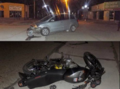 Chocaron un auto y una moto-El joven conductor del rodado menor con lesiones leves