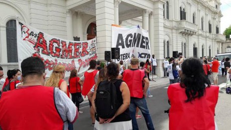 AGMER INSTAL LA CARPA BLANCA EN LA EXPLANADA DE CASA DE GOBIERNO