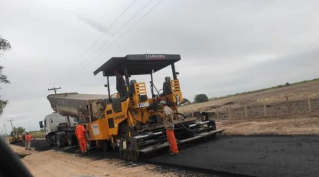 Comenz� la obra de asfaltado del accedi a Sajaroff