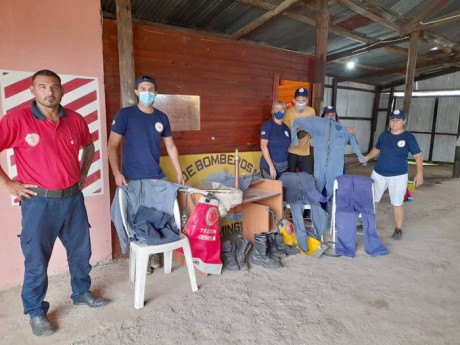 Bomberos de Villa Clara entregaron elementos a sus pares de Villa Domnguez
