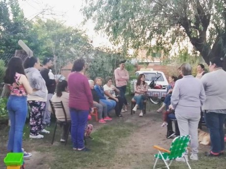 Claudia Monjo en un encuentro con vecinas y vecinos del Barrio Perpetuo Socorro