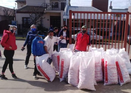 La Comunidad Hacer Haciendo donó 900 kg. de mandarina a centros CONIN