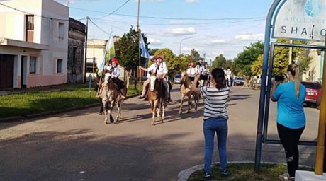 A caballo, en carruajes y con banderas honraron las tradicin en Villa Clara
