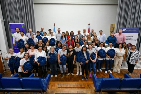 Estudiantes de Enfermera de la provincia recibieron mochilas con equipamiento tcnico