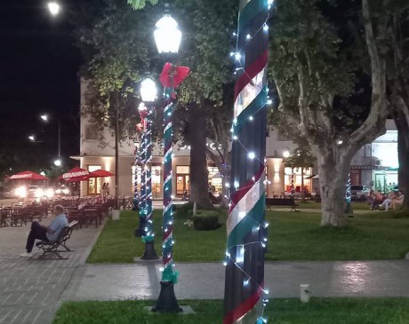 Por Ceferino Azambuyo. La plaza iluminada espera la Navidad
